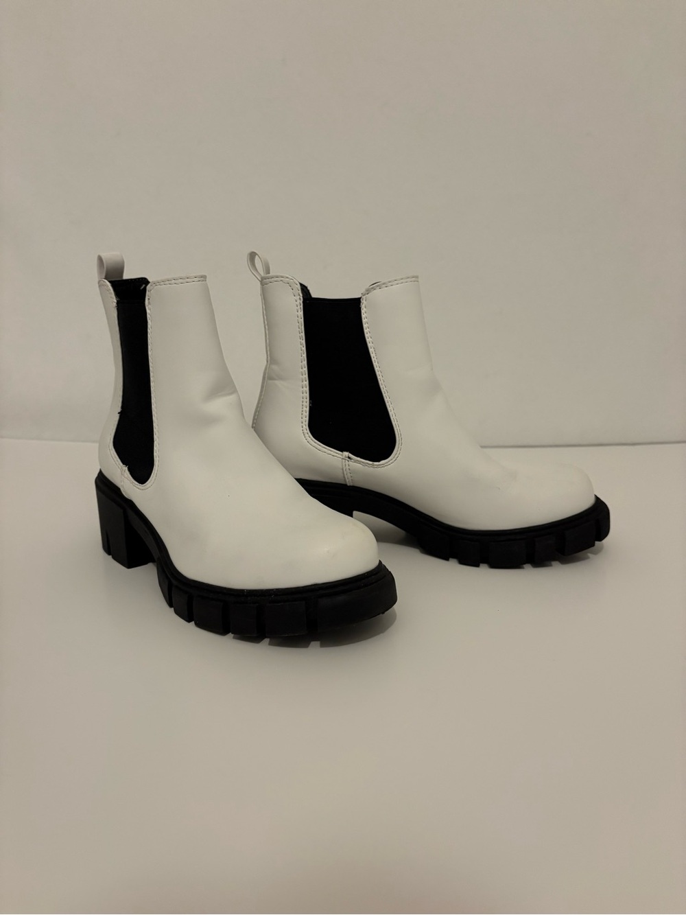 Madden Girl White Chelsea Lug Sole Boots with Black Elastic Panels 6.5